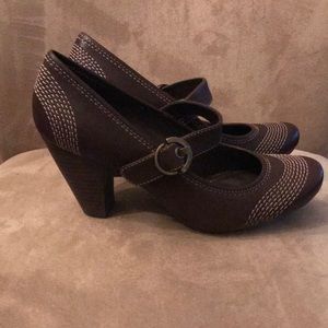 Size 7 brown Madison shoes. Great condition!